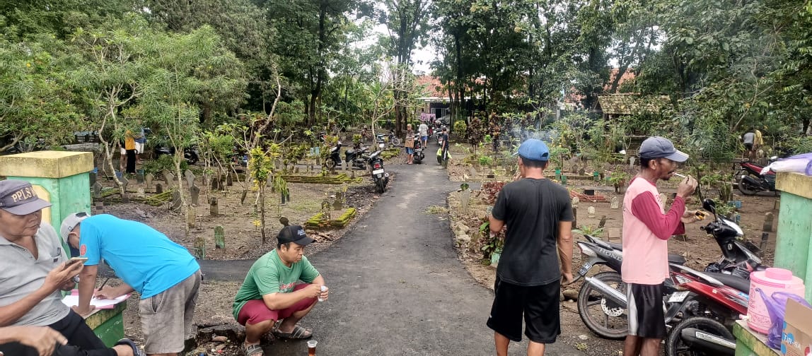 Warga Desa Ambokulon Laksanakan Gugur Gunung Bersihkan Makam Sambut Ramadan
